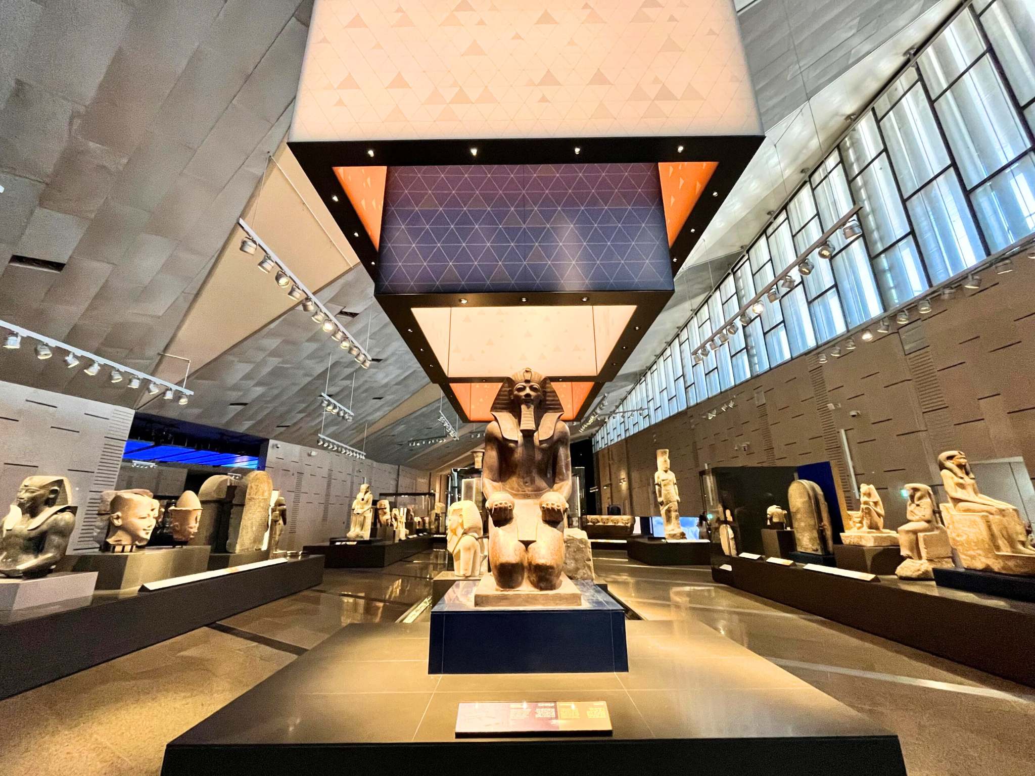 Estatuas faraónicas en el Gran Museo Egipcio - Egypt Tours Portal